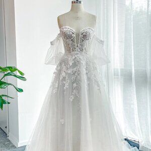 New A-line Cocomelody Wedding dress, Size 8